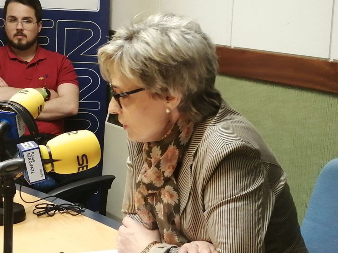 Pilar Fernández durante la entrevista en Radio Benavente