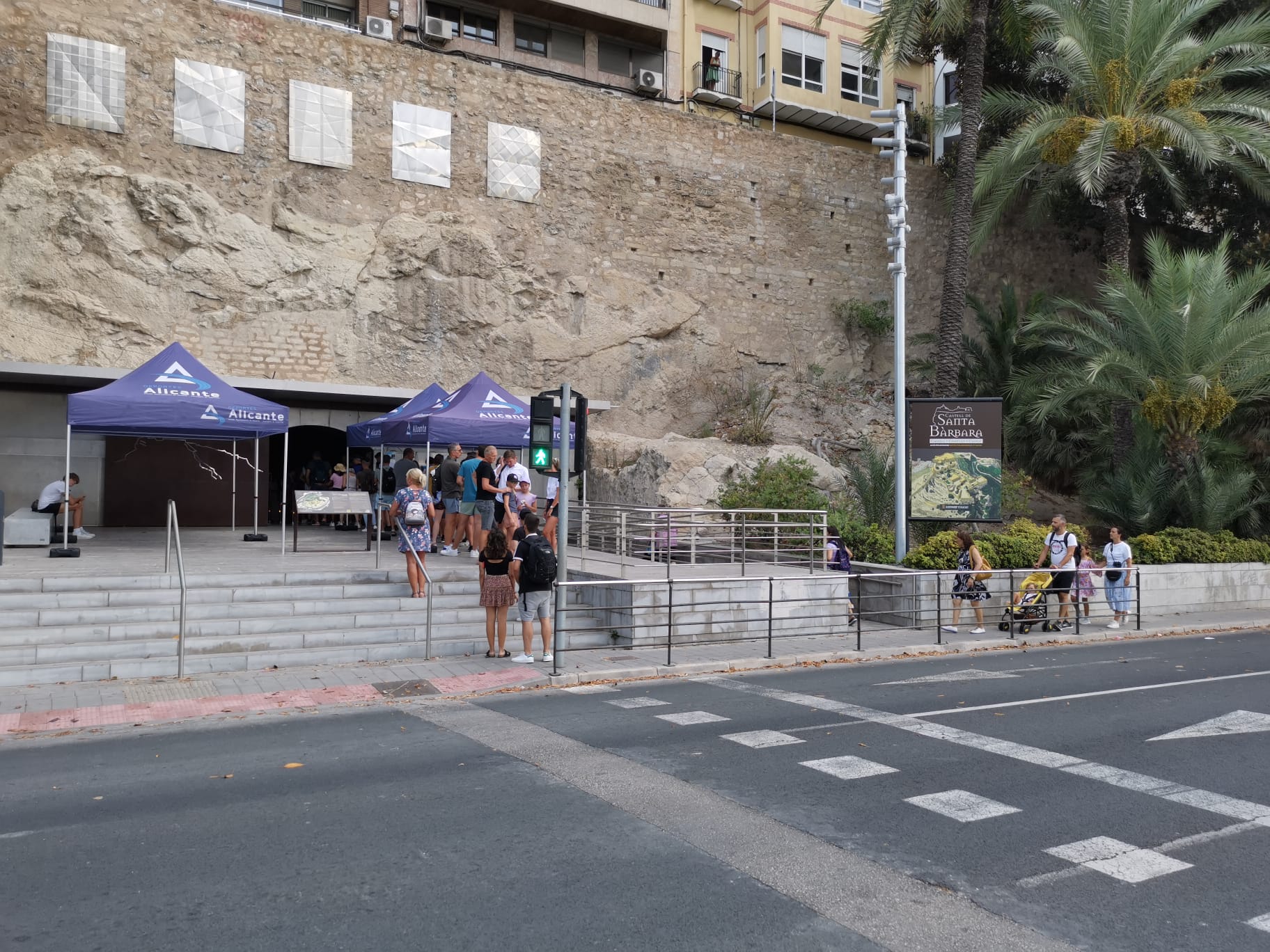 Imagen del acceso al ascensor del Castillo de Santa Bárbara este domingo a primera hora: Foto: Daniel Rodríguez