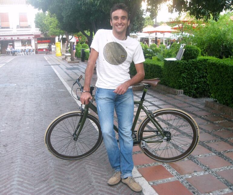 Luis Ángel Maté posando en la Plaza de los Naranjos de Marbella.