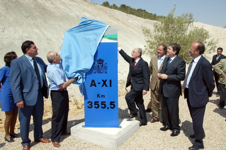 Inauguración el 29-07-2002 del tramo entre La Cistérniga y Tudela de Duero con los alcaldes, Óscar Soto y Fernando Peñas; el secretario de Estado, Benigno Blanco; el consejero de Fomento, José Manuel Fernández Santiago; el delegado del Gobierno, Isaías Ga