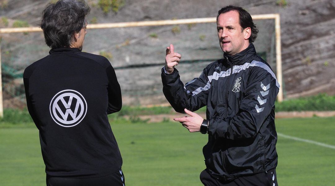 El técnico vasco se dirige a Roberto Cabellud en un entrenamiento