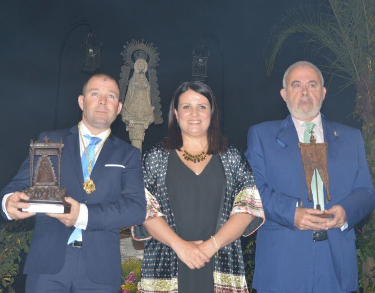 El hermano mayor del Rocío 2016, Alfonso Bejarano; la alcaldesa de Almonte, Rocío Espinosa; y el periodista Juan Eloy Durán. 