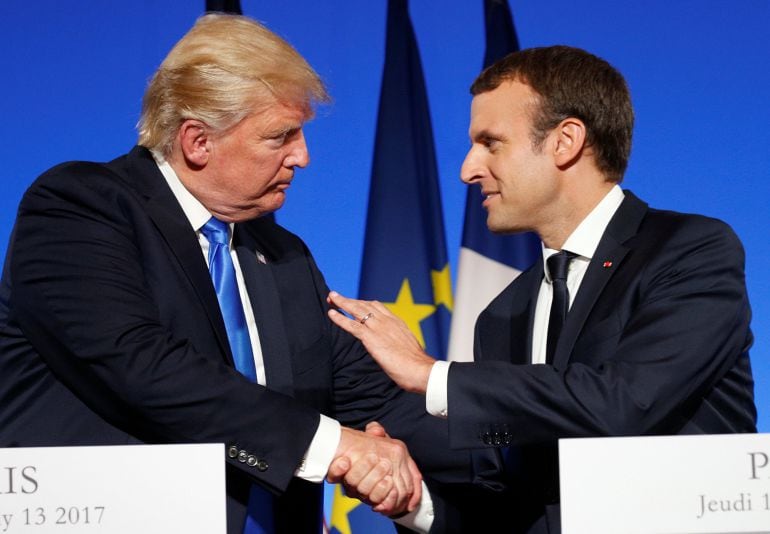 El presidente francés, Emmanuel Macron, saluda a su homólogo de EEUU, Donald Trump