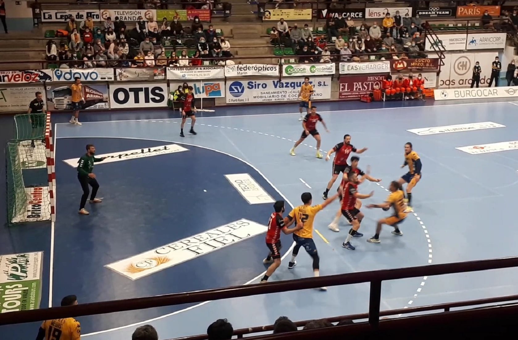 Imagen del ataque amarillo en el derbi ante Burgos en el Príncipe.