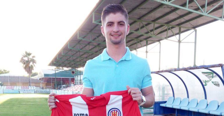 Juan Carlos posa con la camiseta de la UDC Torredonjimeno.