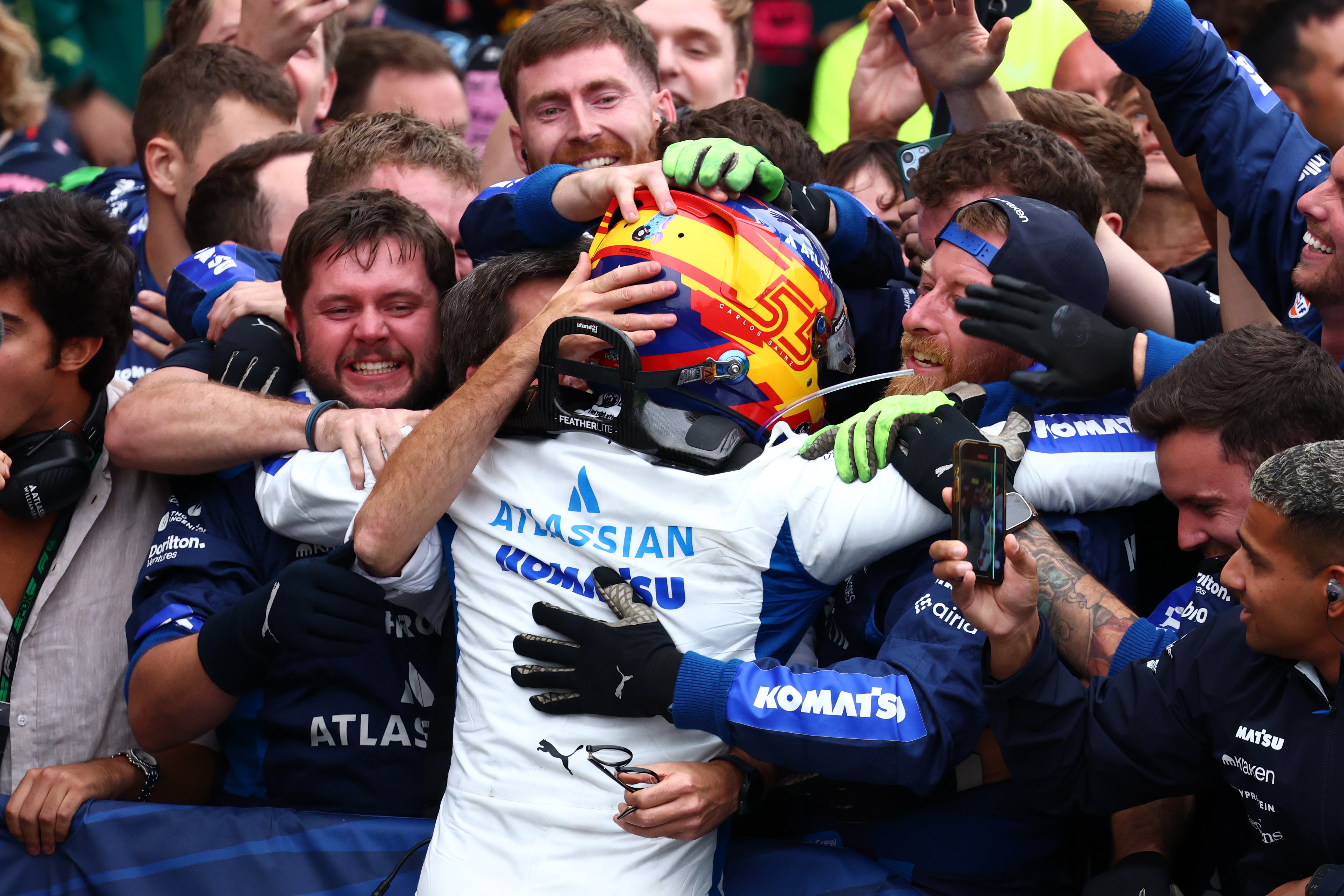 Carlos Sainz celebra su tercera posición en el GP de Azerbaiyán