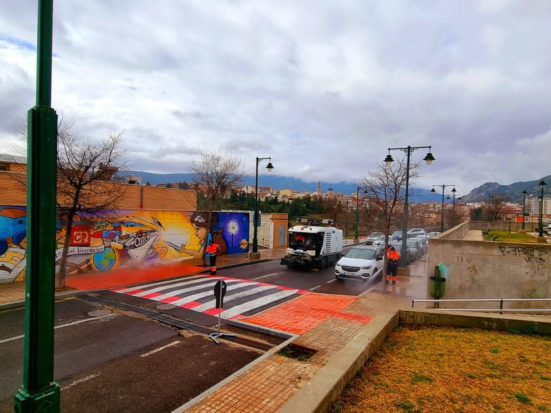 Dos operarios realizando tareas de desinfección en la calle Santa Teresa de Jornet, en Alcoy.