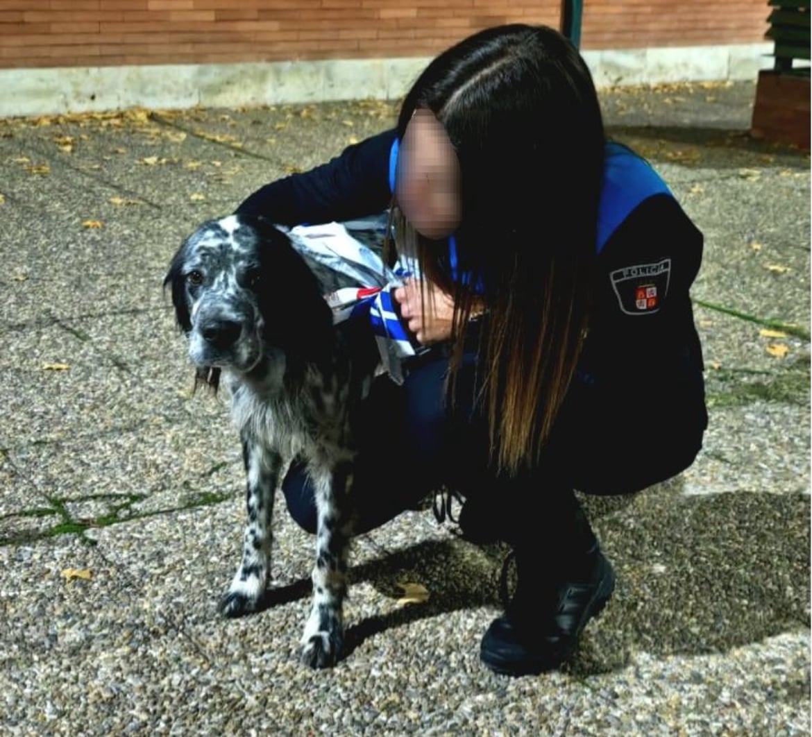 El perro recuperado junto a una agente de la Policía Local