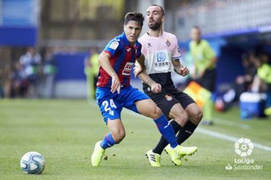 Tejero protege el balón durante la temporada pasada en el partido Éibar - Espanyol