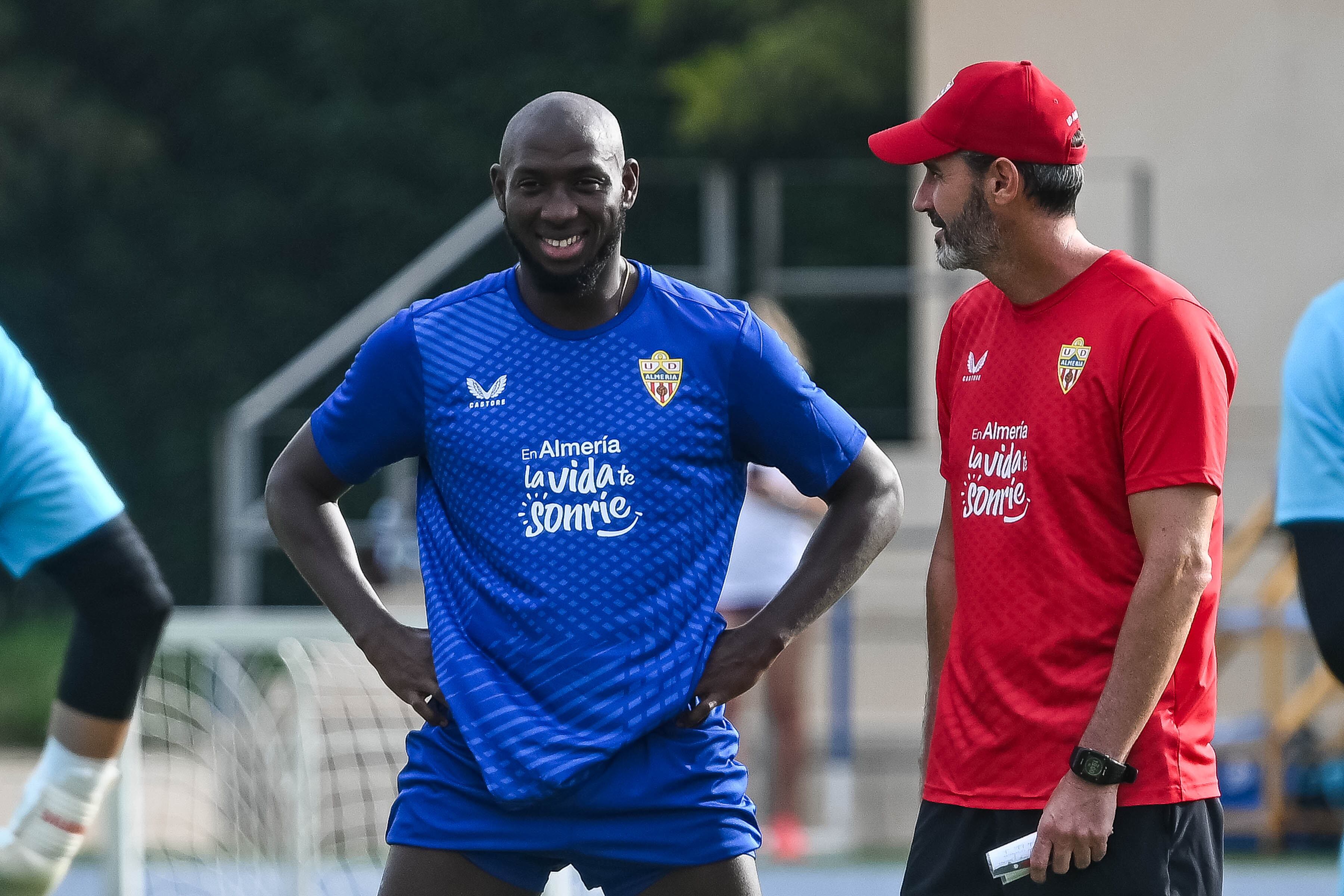 Ibrahima Koné y Vicente Moreno en el primer entrenamiento del maliense.