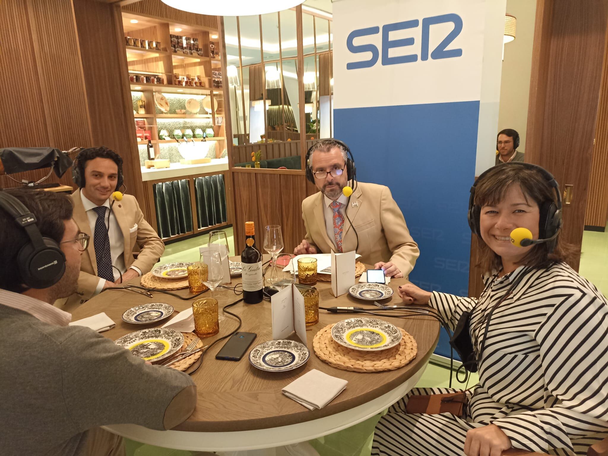 De izquierda a derecha, Pablo López Rioboo, el torero Alfonso Oliva Soto, Paco García y Rosana González, directora del Hotel Gran Meliá Colón