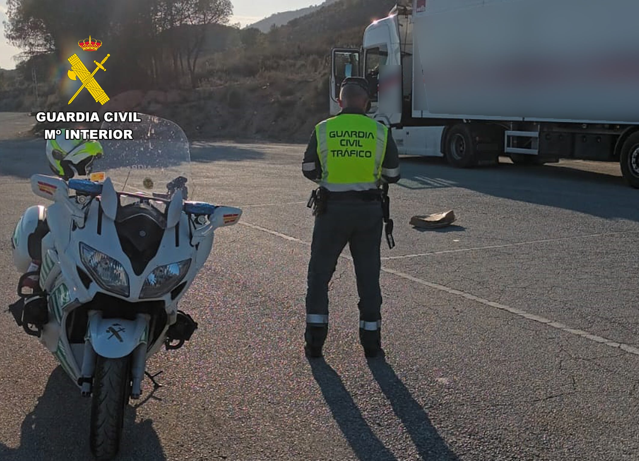 La Guardia Civil con el camionero detenido al quintuplicar la tasa máxima de alcoholemia