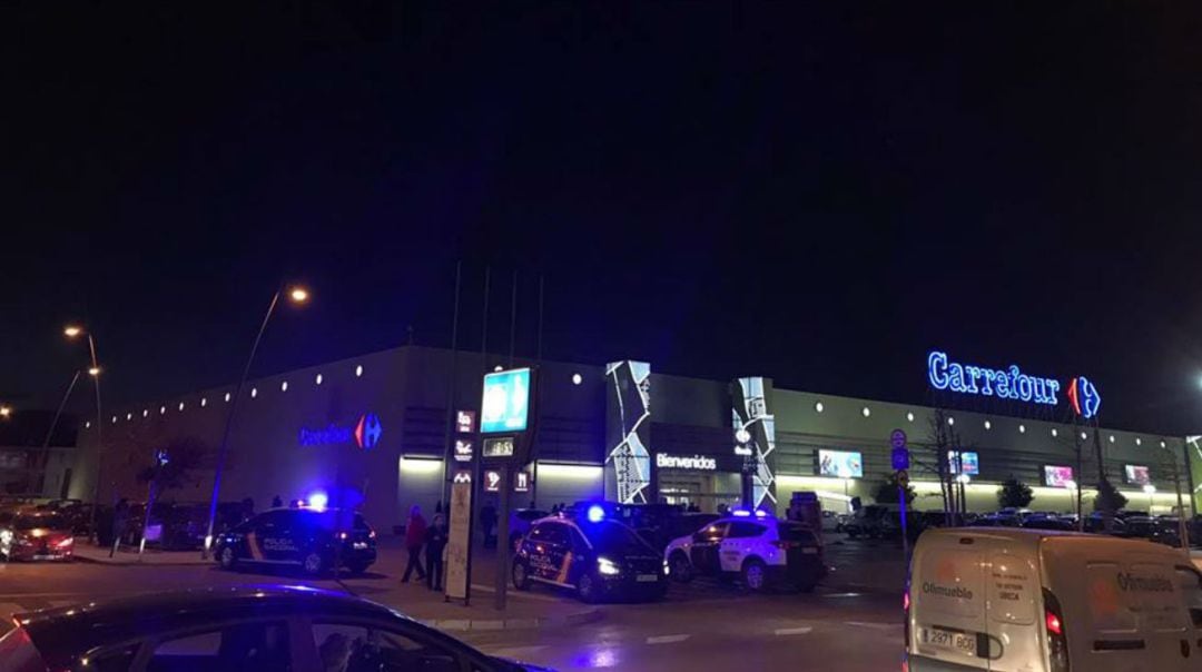 Efectivos de la Policía y Guardia Civil en el centro comercial