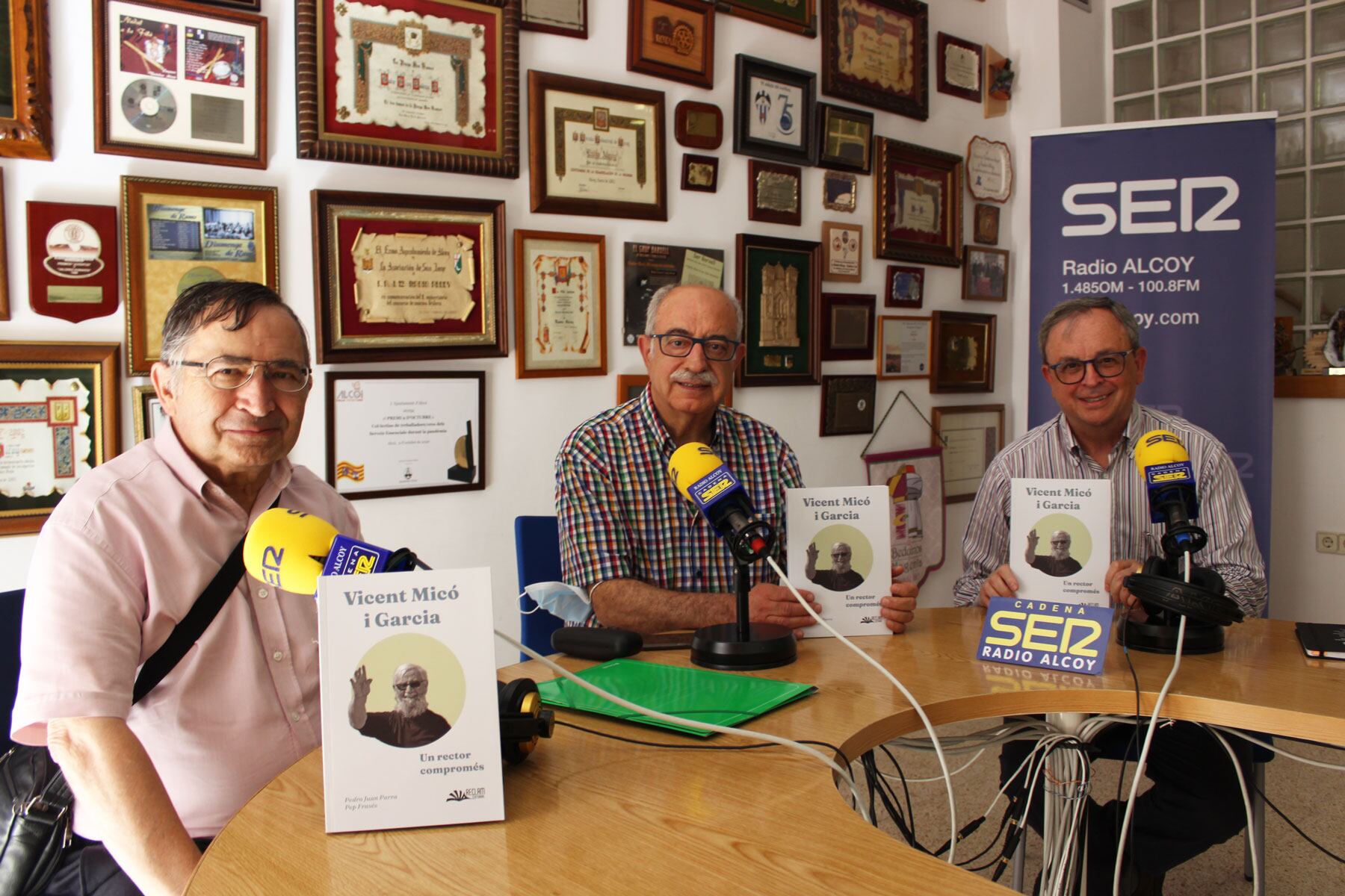 Pep Frasés, Pedro Juan Parra y Aleixandre Sanfrancisco amb exemplars del llibre