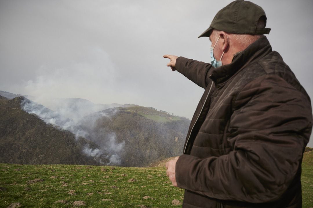 Un vecino observa la zona del fuego en Lesaka, Navarra (España), a 21 de febrero de 2021. Eduardo Sanz - Europa Press