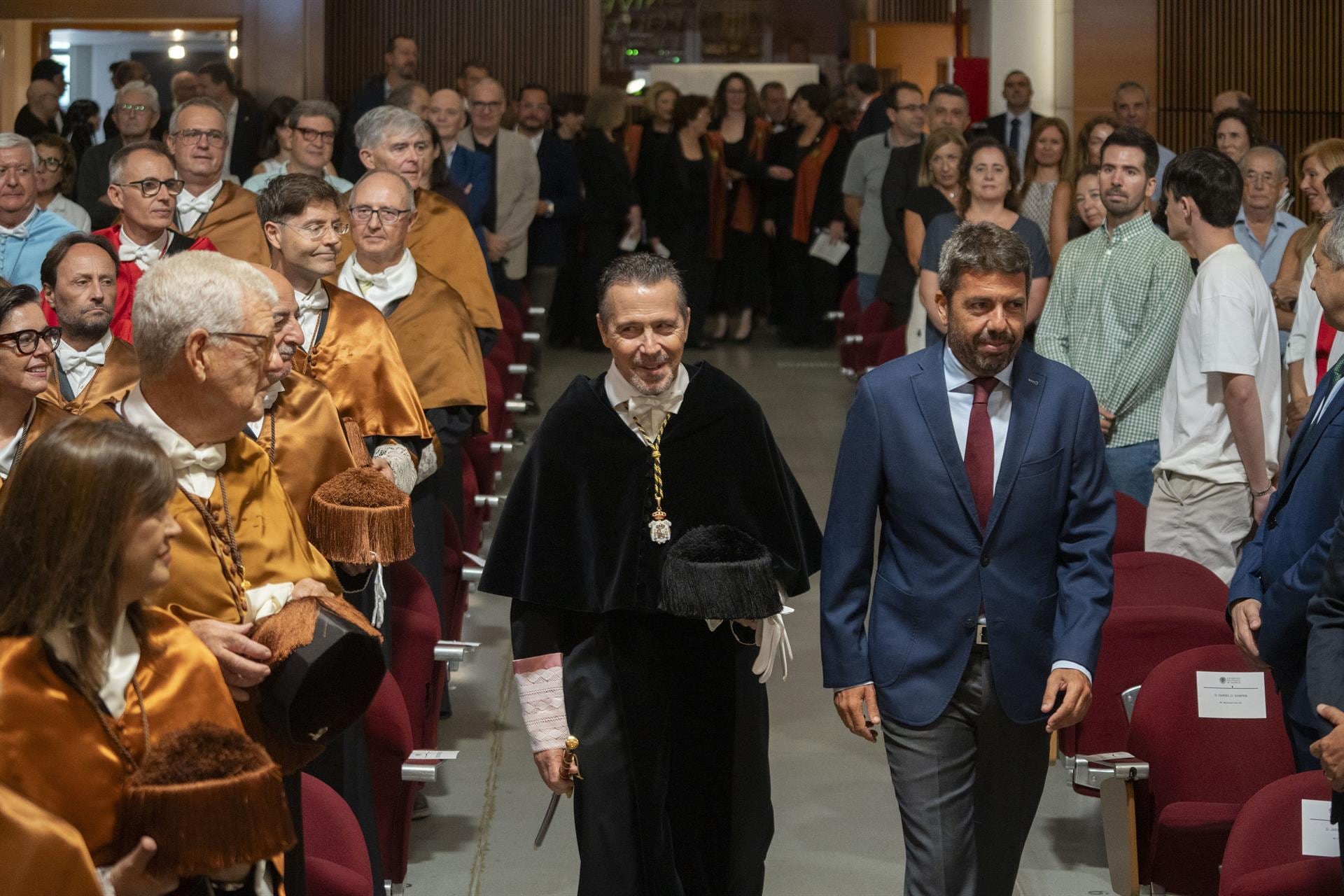 El presidente de la Generalitat Valenciana, Carlos Mazón (d), y el rector de la Universitat Politècnica de València, José E. Capilla (i), durante el Acto de Apertura del Curso Académico 2024/2025 de las Universidades Valencianas - Jorge Gil - Europa Press