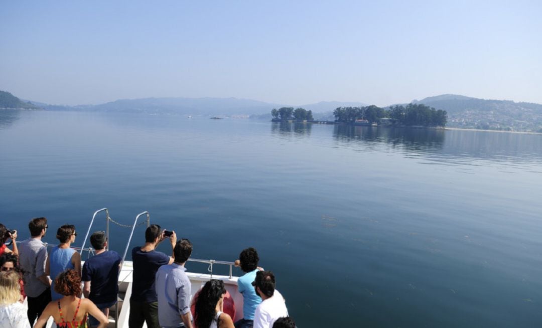 Imagen del barco rumbo a la Illa de San Simón