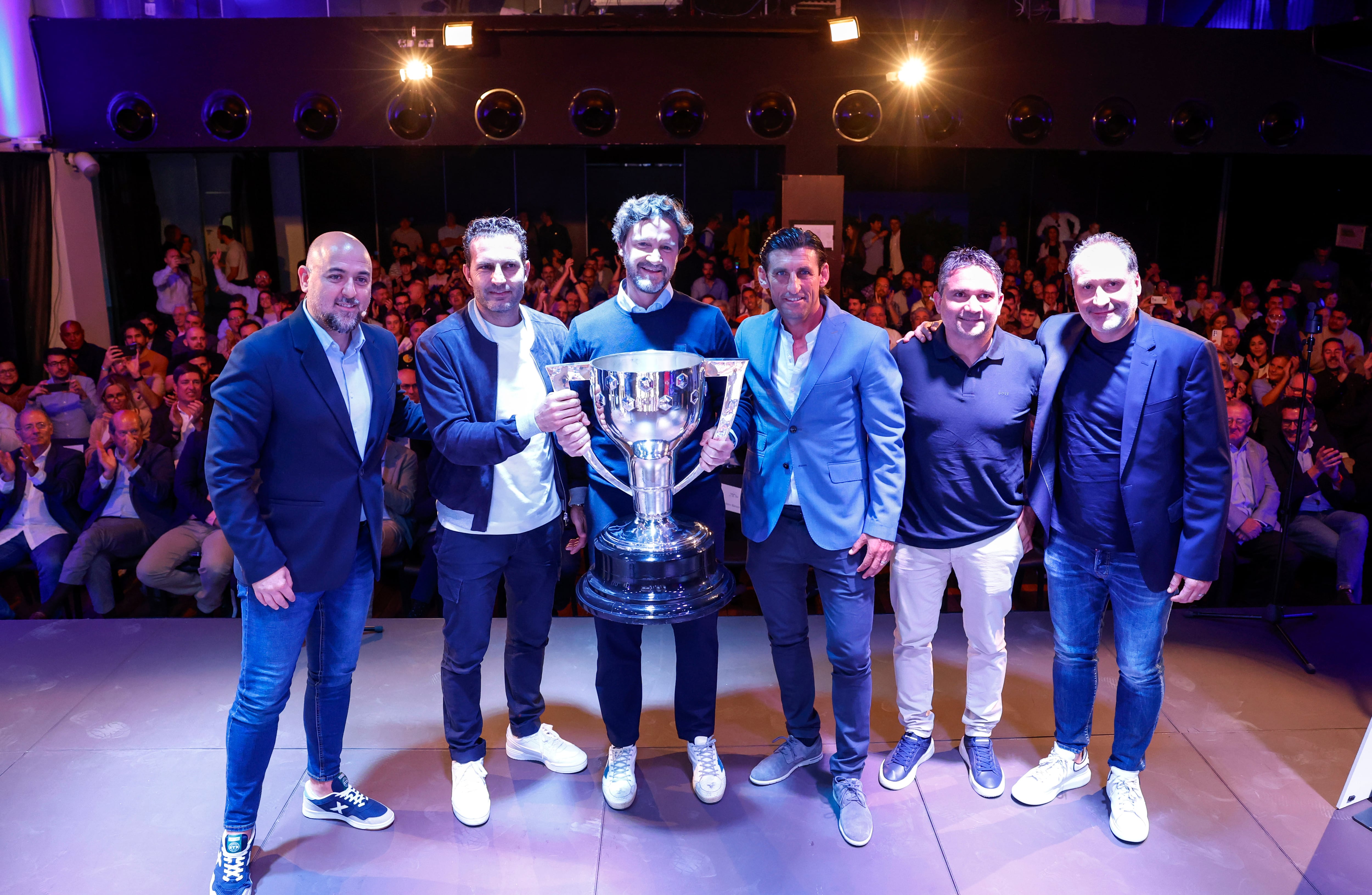 De izquierda a derecha, el jefe de deportes de Radio Valencia Fran Guaita, el entrenador del Valenccia CF Rubén Baraja y los exjugadores del equipo Mista, Angulo, Sánchez y Rufete