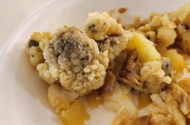 Un plato de coliflor podrida en la residencia Francisco de Vitoria en Alcalá de Henares.