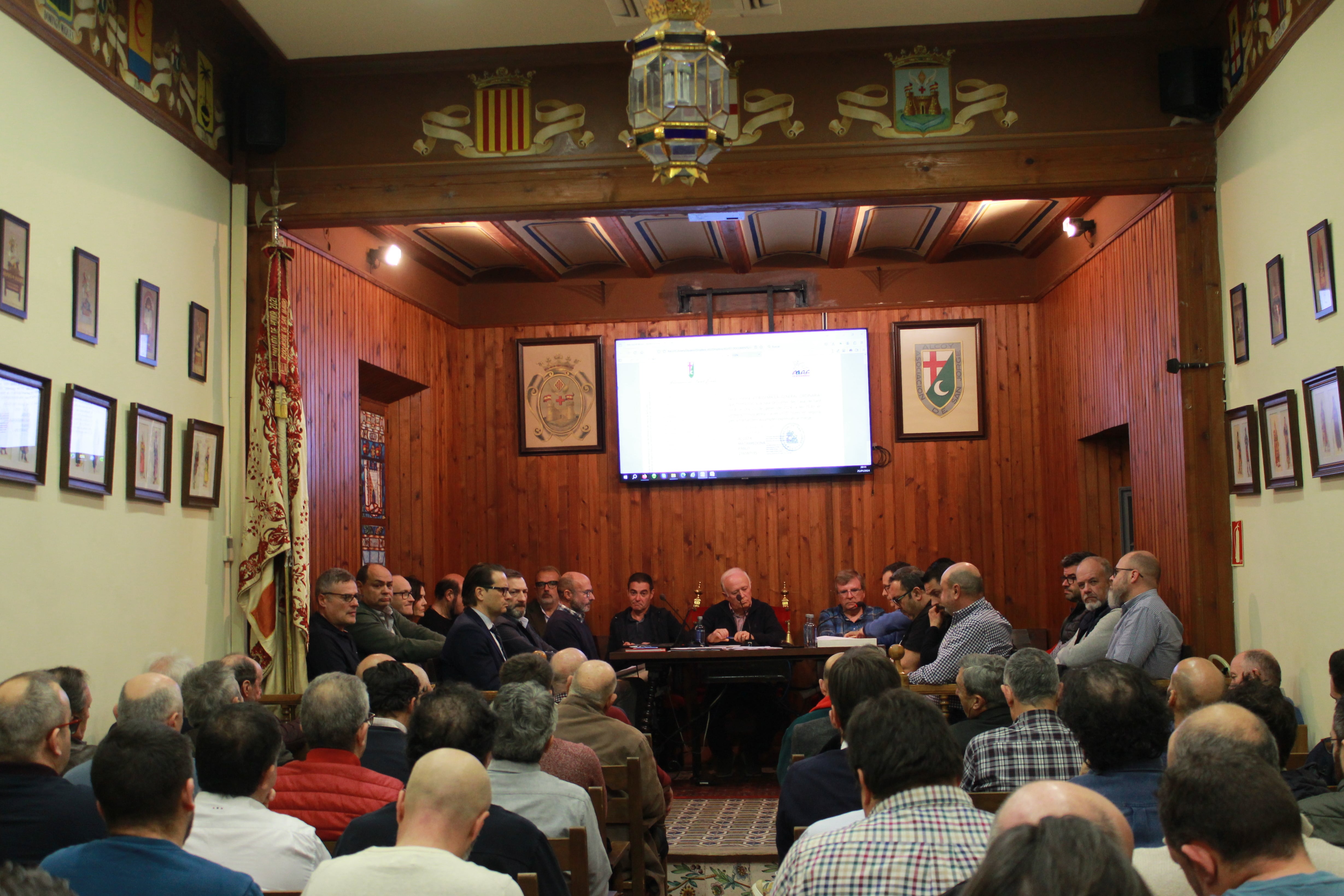 Un momento de la asamblea de la Asociación de San Jorge celebrada esta tarde en el Casal de Sant Jordi