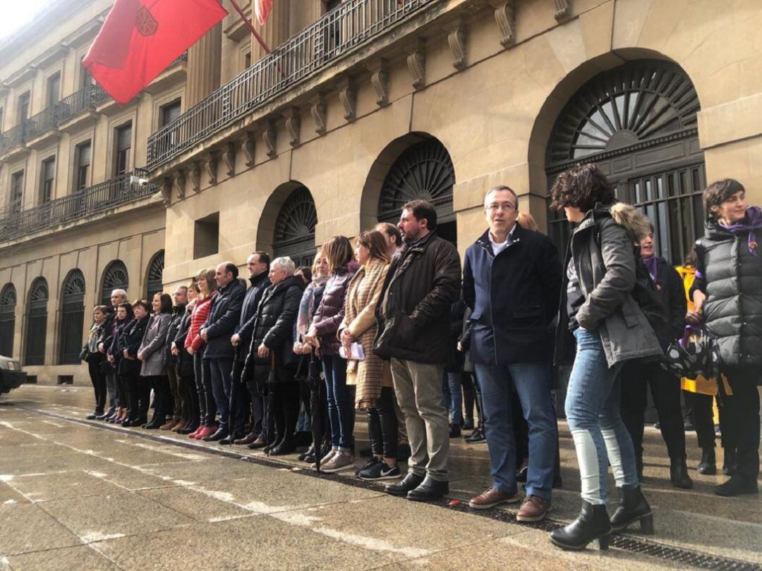 Representantes de los partidos políticos parlamentarios se han reunido frente al Gobierno de Navarra