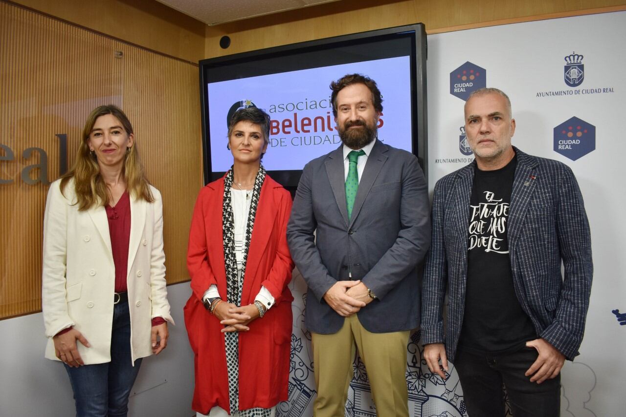 Antonio Vich, presidente de la Asociación de Belenistas da a conocer los artistas que intervendrán este año en la presentación del cartel de la Navidad