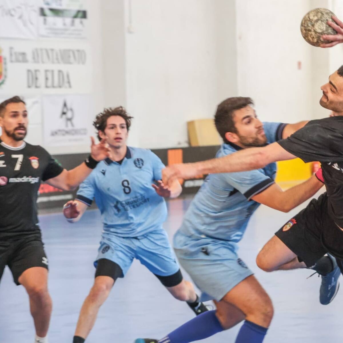 El Elda - C.E.E. gana al Levante Marni a pesar de haber jugado con fuego (34-32)