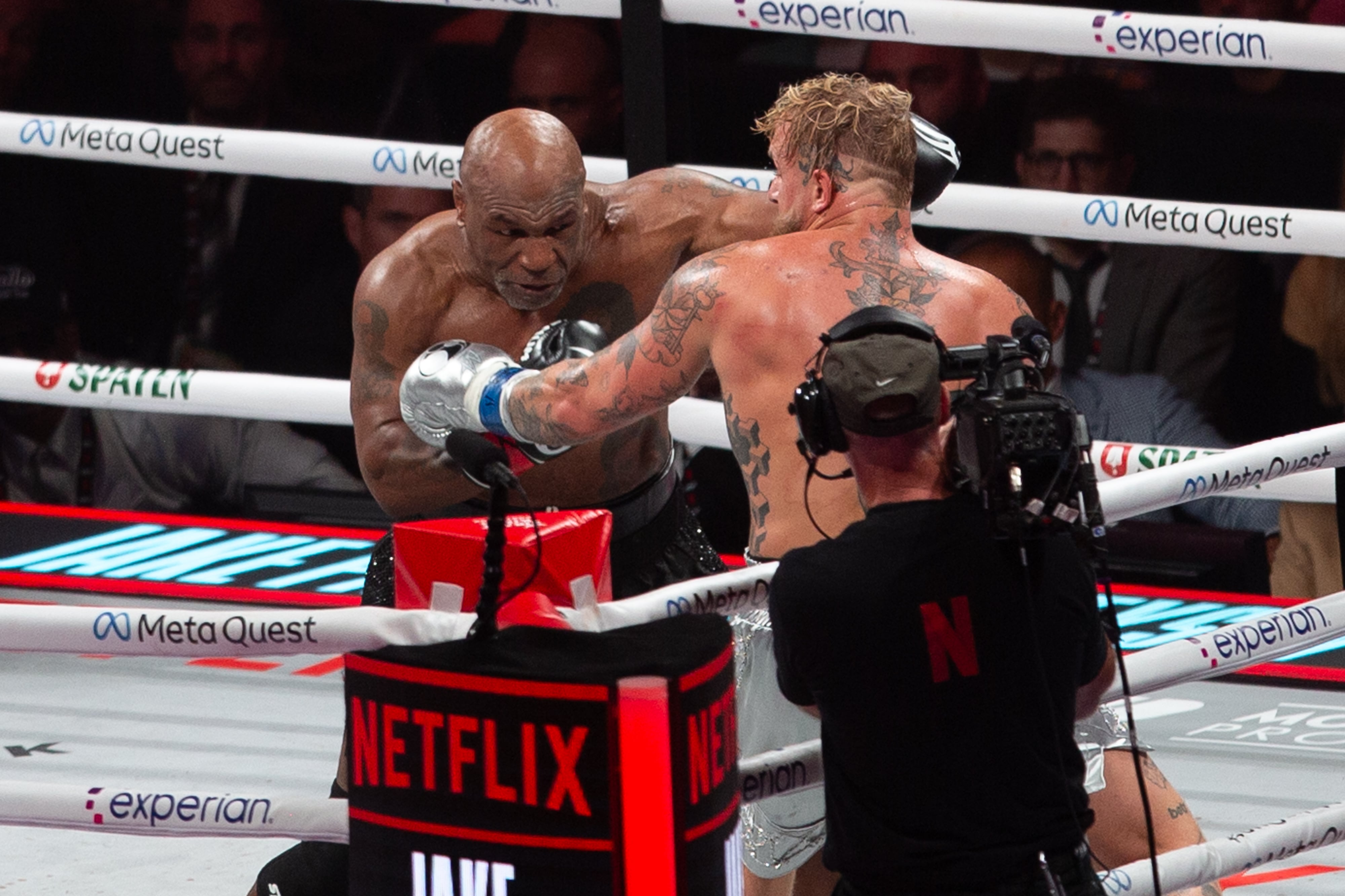 El ex &#039;youtuber&#039; Jake Paul (d) se enfrenta al ex campeón mundial de los pesos pesados Myke Tyson (i) la noche del viernes en el AT&T Stadium en la ciudad de Arlington (Estados Unidos).