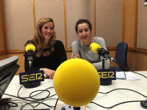 Beatriz Aguilera, de la firma Pikiliki, en el estudio de Radio Sevilla, junto a Elena Carazo