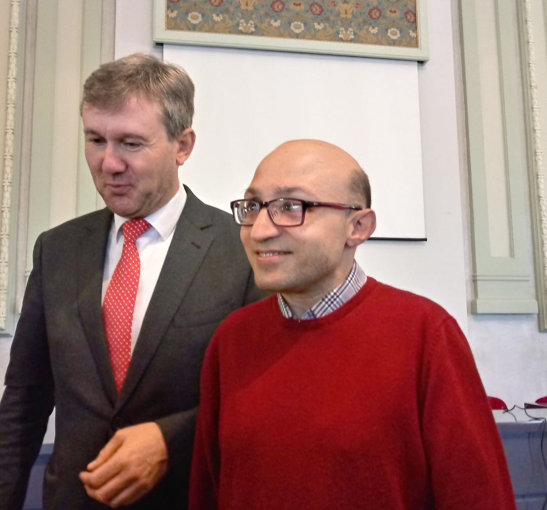 Jesús Vidal junto al alcalde Javier Lacalle en el Teatro Principal