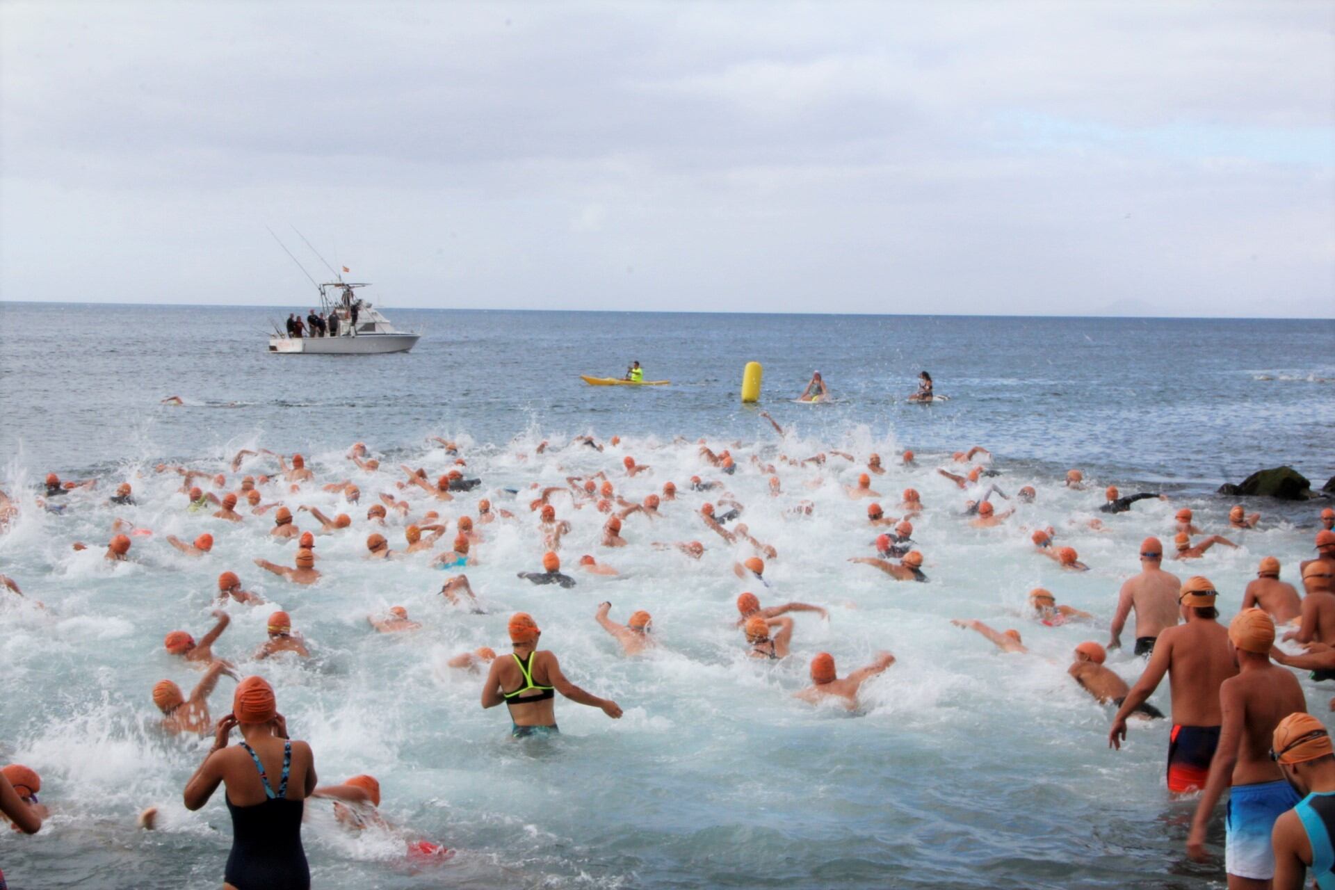 Salida de la prueba de natación de una edición anterior.