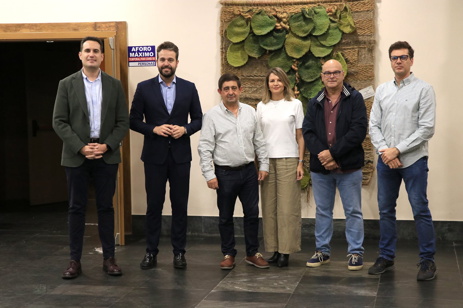 De izquierda a derecha, Jesús Latorre (nº1 Senado), Juan Francisco Serrano (nº1 Congreso), el secretario general del PSOE de Jaén, Francisco Reyes, Ana Cobo (nº2 Congreso), Manuel Fernández (nº2 Senado) y Jesús Cózar (nº3 Congreso).