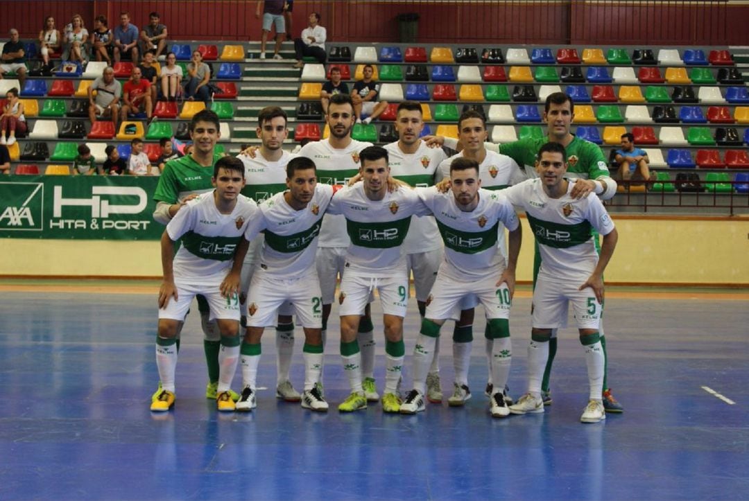 Los jugadores del Elche C.F. Sala posan en el Pabellón Esperanza Lag