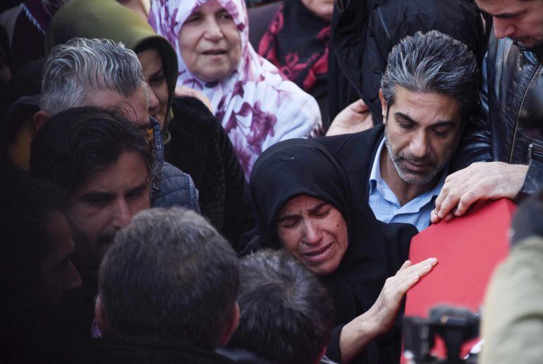 Amigos y familiares de Fatih Carkmark fallecida en el atentado de la discoteca Reina, durante su entierro en Estambul.