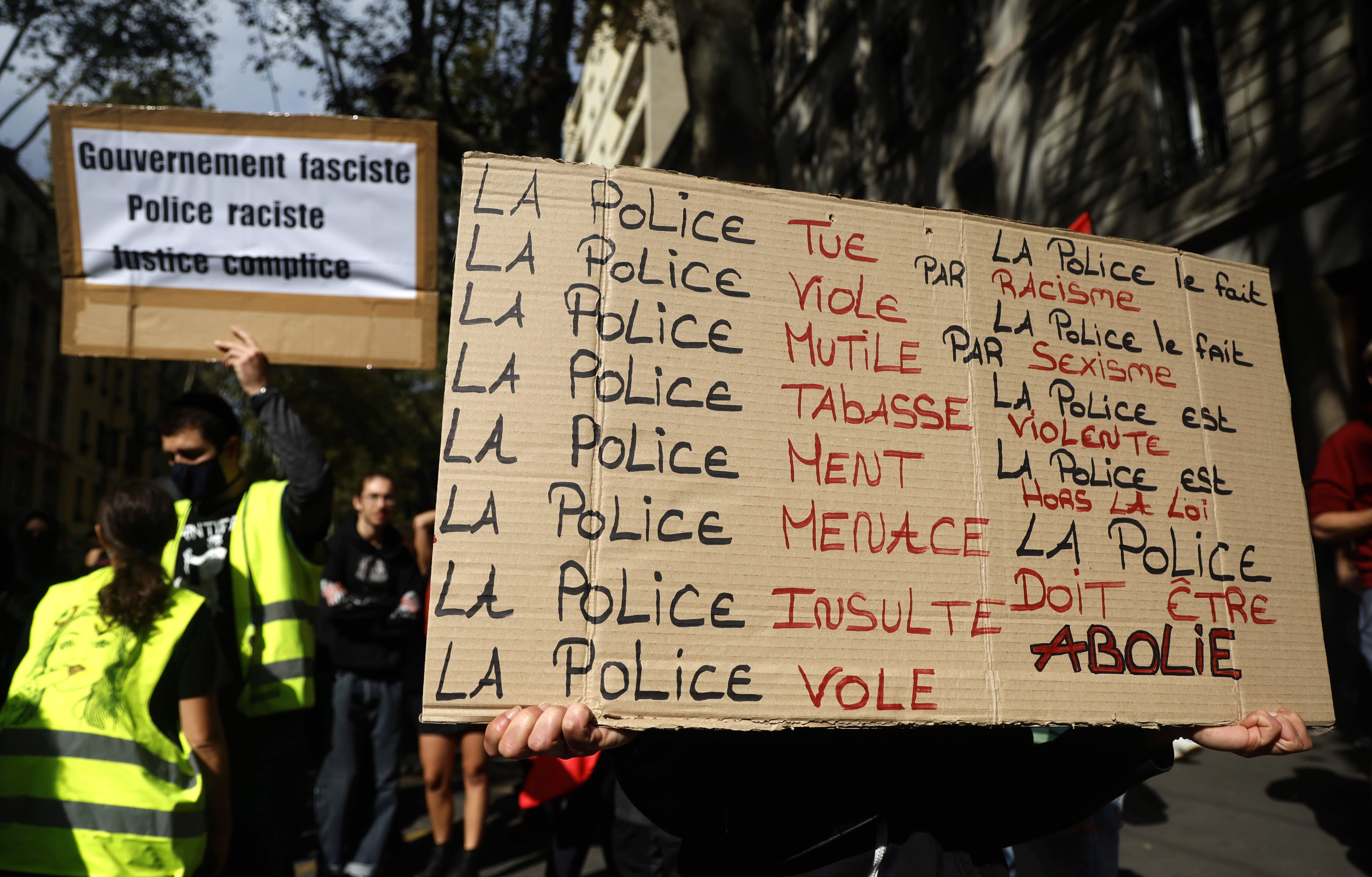 Lyon (France), 23/09/2023.- People attend a demonstration against police violence in Lyon, France, 23 September 2023. French political party &#039;La France Insoumise&#039; and unions called for a national day of protest. The banners read &#039;Government fascist, police racist, justice partner. The police kills&#039;. (Protestas, Francia) EFE/EPA/GUILLAUME HORCAJUELO
