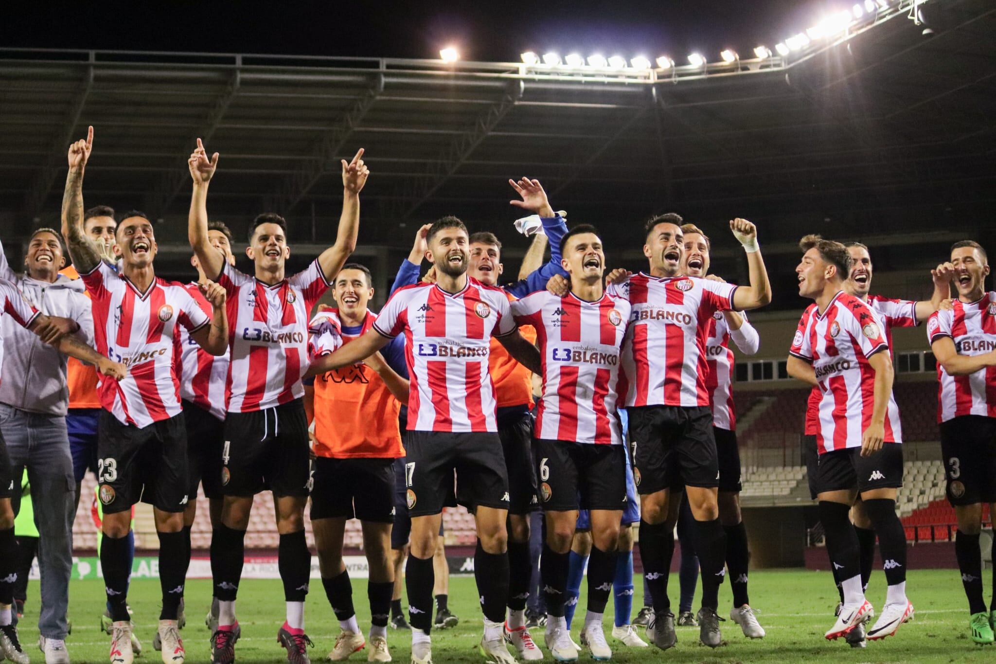 Los futbolistas de la SD Logroñés celebran con su afición el triunfo ante el Barça Atlètic / SD Logroñés