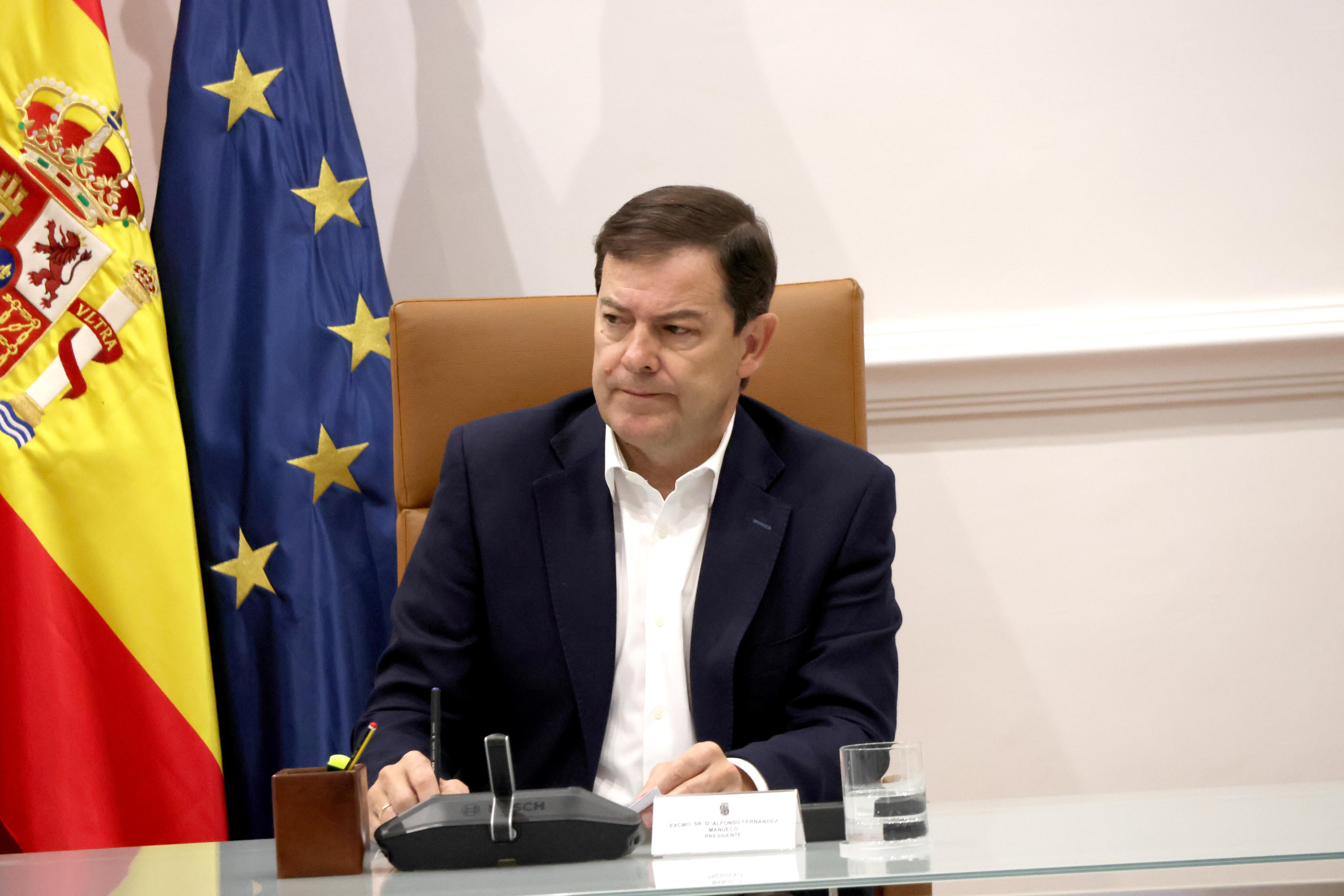 Alfonso Fernández Mañueco en la reunión de valoración de las medidas para los territorios afectados por los incendios