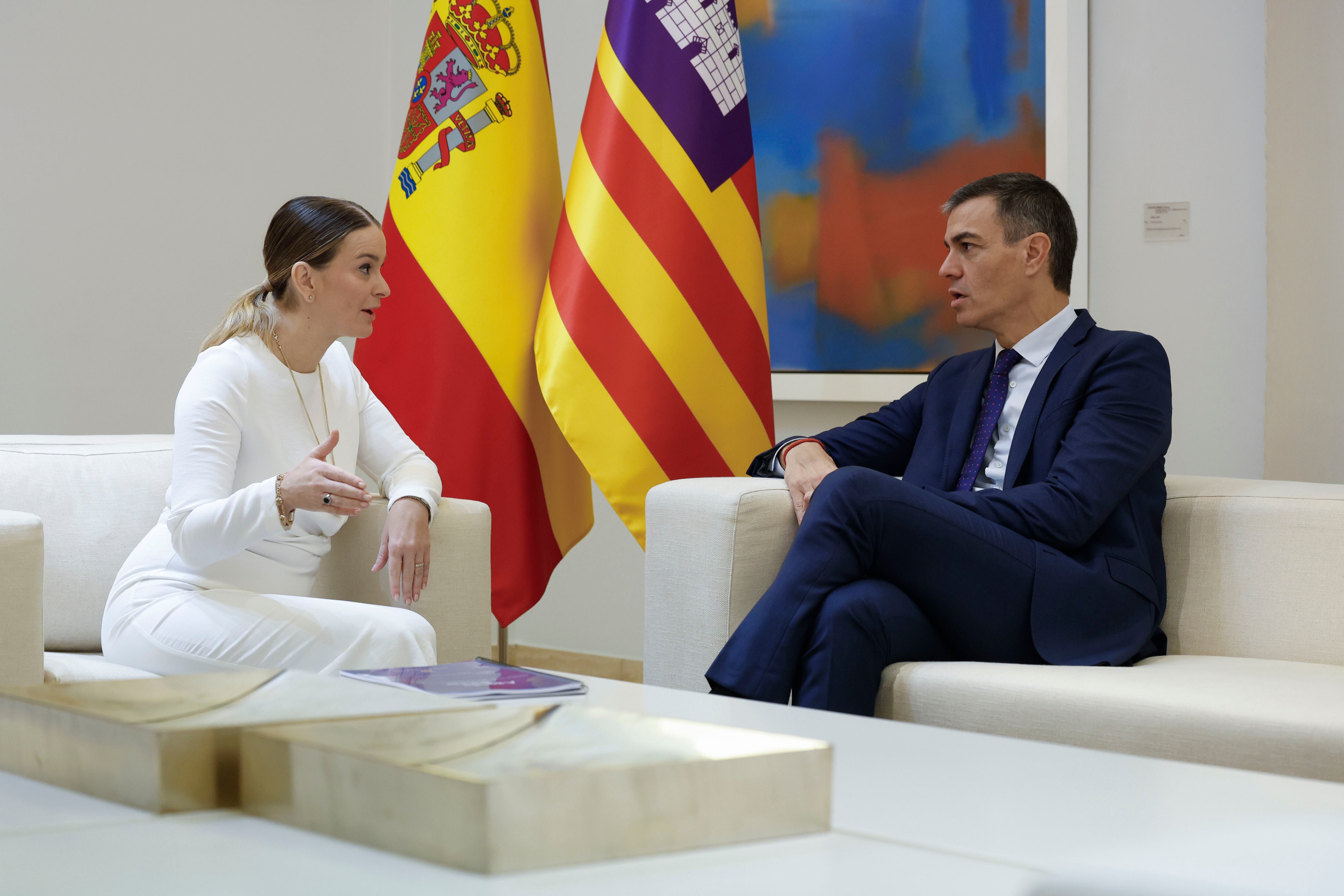 MADRID, 25/10/2024.- El presidente del Gobierno, Pedro Sánchez, recibe a la presidenta de Baleares, Marga Prohens, dentro de su ronda de conversaciones con los presidentes autonómicos para abordar la financiación y sus demandas este viernes en el Palacio de La Moncloa. EFE/ J.J.Guillen
