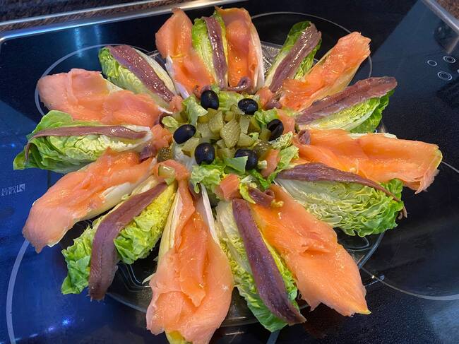 Cogollos con anchoas y endivias con salmón