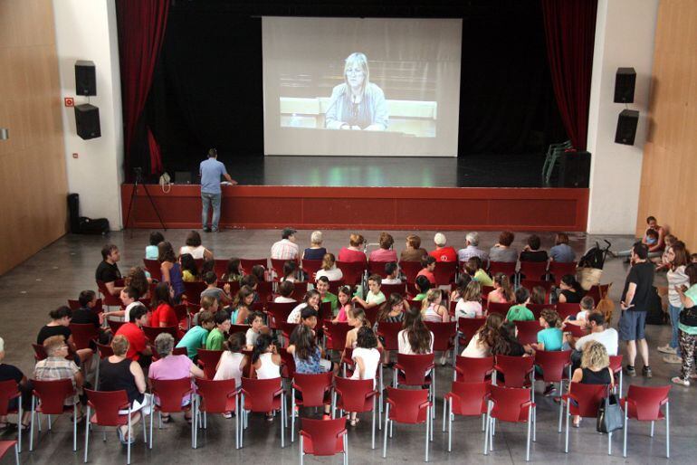 Veïns de Medinyà seguint el ple del Parlament.