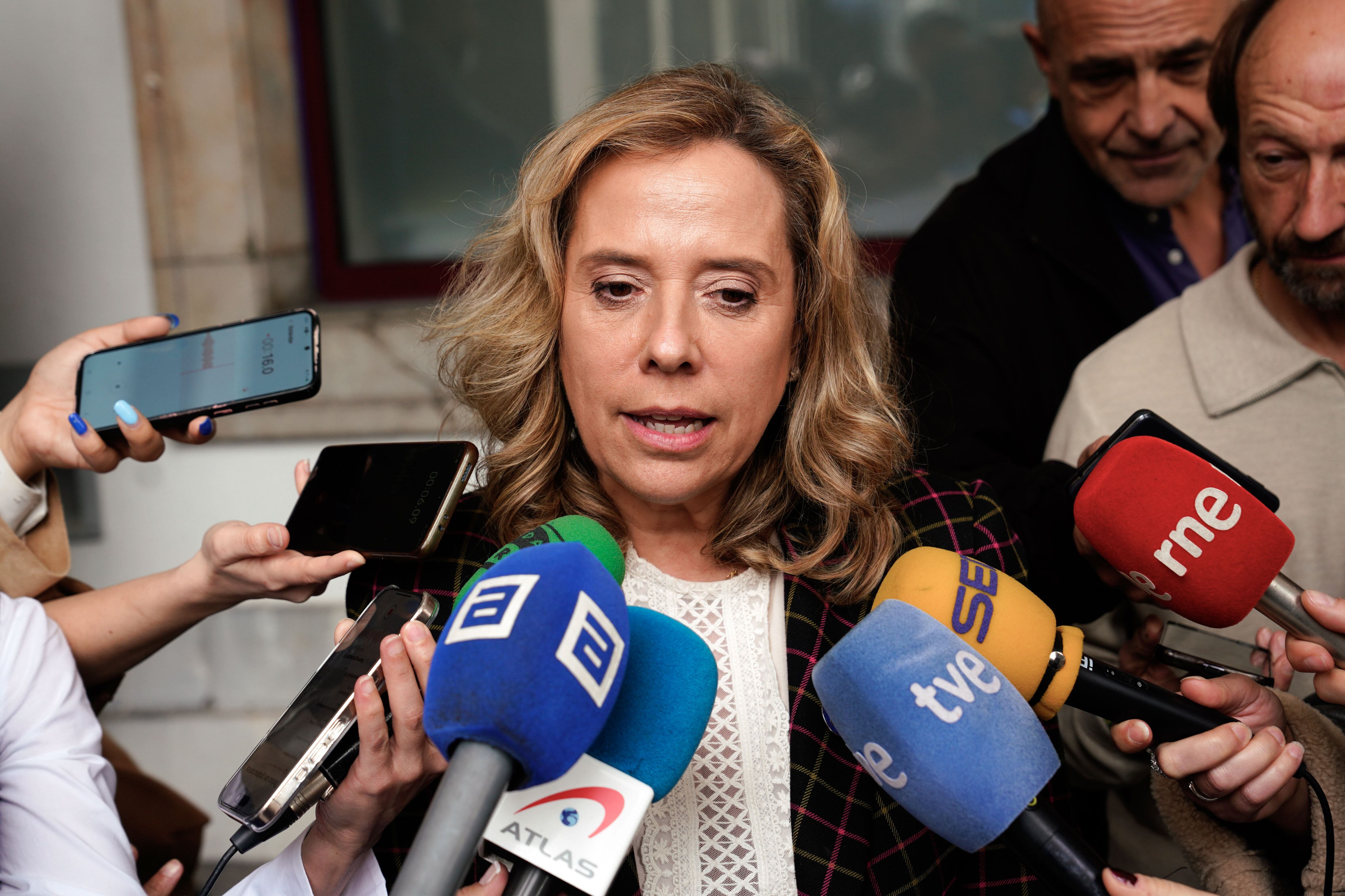 OVIEDO, 03/04/2025.- La consejera de Transición Ecológica, Industria y Comercio, Belarmina Díaz, atiende a los medios de comunicación tras la reunión de la Comisión Regional de Seguridad Minera de Asturias, este jueves en oviedo. EFE/ Paco Paredes