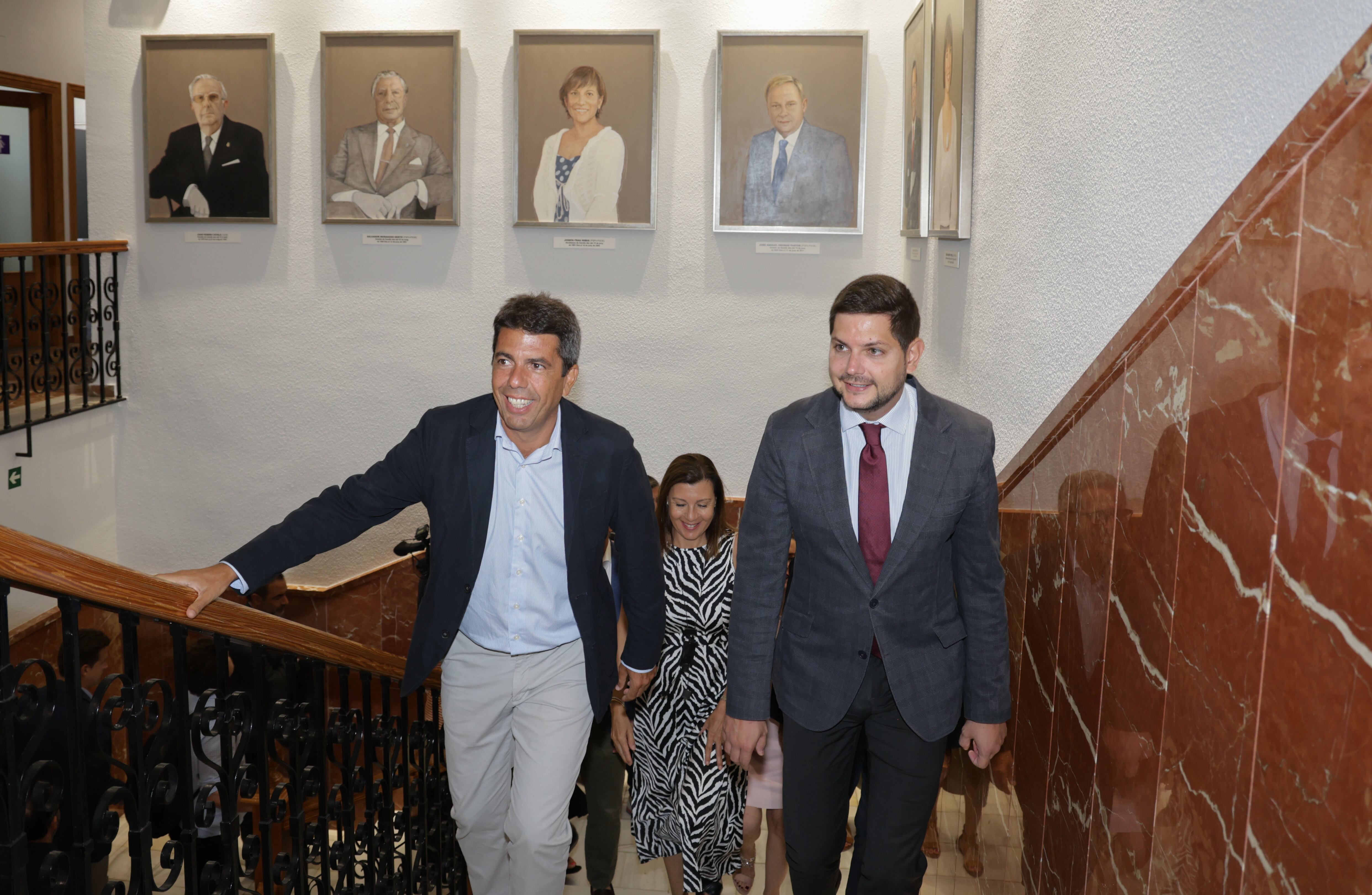 Carlos Mazón, junto a Jose Manuel Prieto, alcalde de Gandia, en la visita que el president de la Generalitat ha realizado al Ayuntamiento de la capital de La Safor.