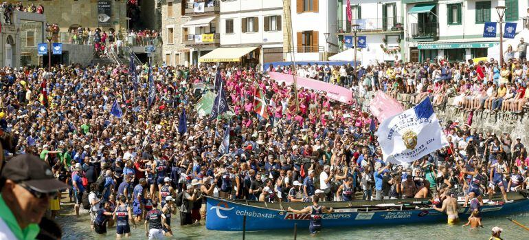 Los remeros de la trainera de Urdaibai celebran su victoria ante Hondarribia, a la que han vuelto a superar, y se han alzado con la bandera de la Concha tras la regata más importante de la temporada de remo del Cantábrico