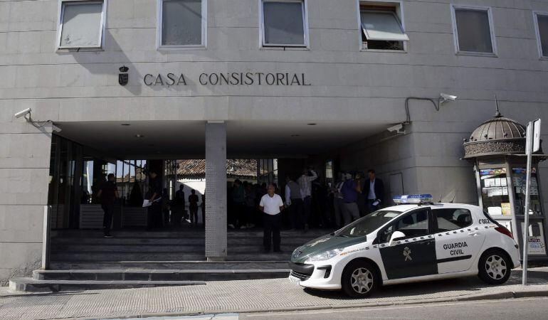 GRA078 PARLA (Madrid) 27/10/2014.- Agentes de la Guardia Civil registran desde primera hora de la mañana la sede del Ayuntamiento de la localidad madrileña de Parla, gobernado por el socialista José María Fraile, que ha sido detenido. Este registro coinci