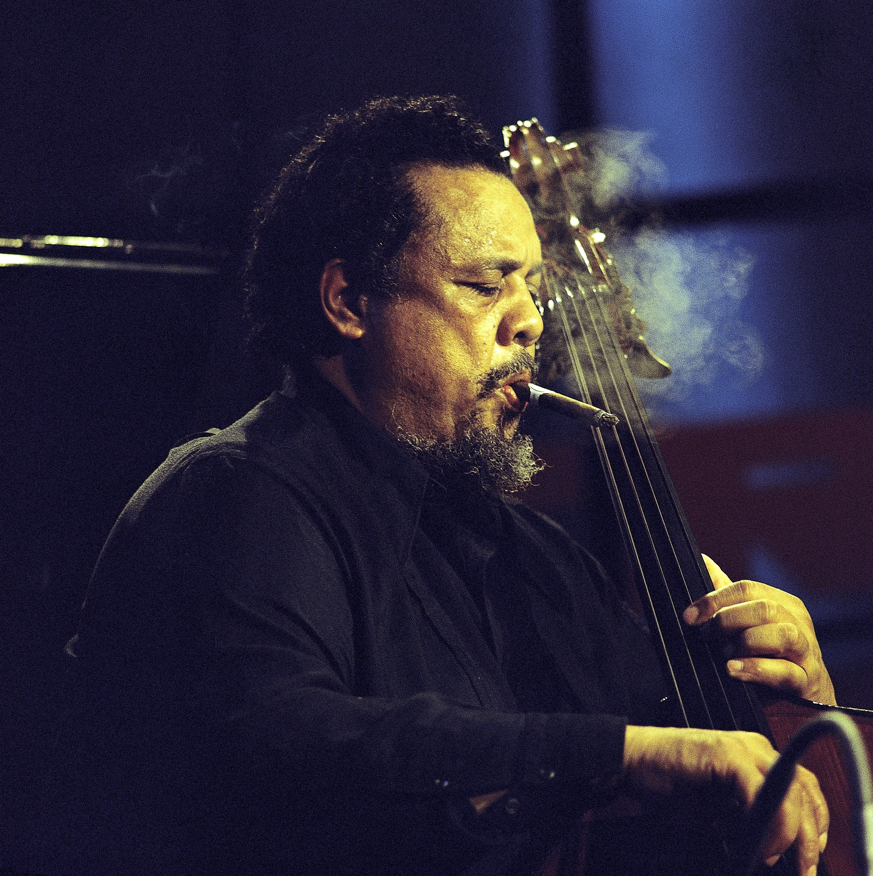 Charles Mingus durante una actuación en el festival de Montreux