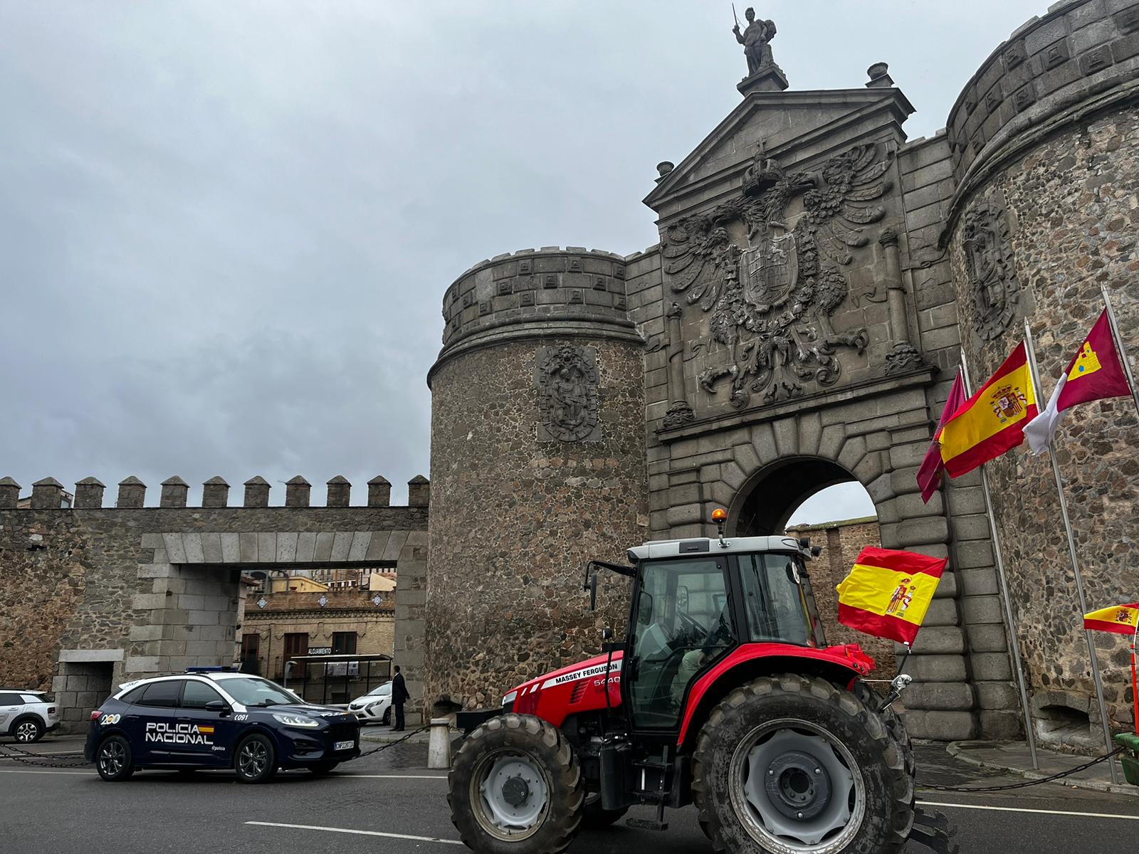 Unos 300 tractores han bloqueado la ciudad de Toledo