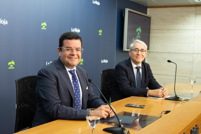 El consejero de Hacienda, Alfonso Domínguez, y el director general de Tributos, Jesús Ángel Garrido, informan de novedades en la estrategia fiscal e impositiva en La Rioja | Gobierno de La Rioja