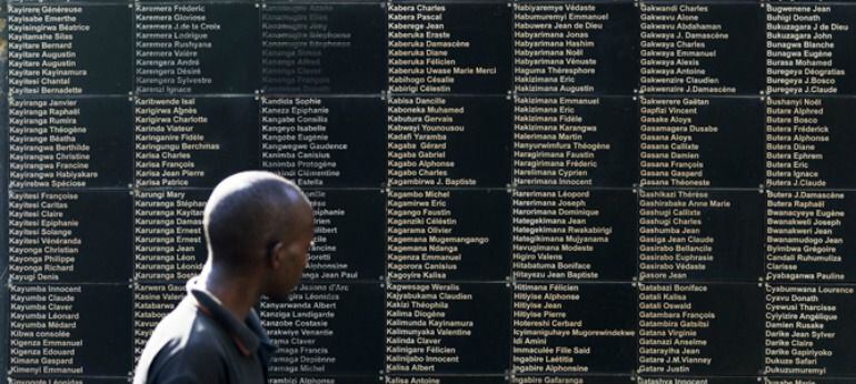 Un hombre observa los nombres de las personas asesinadas durante el genocidio en Ruanda, en el Centro Conmemorativo del genocidio en Kigali (Ruanda).