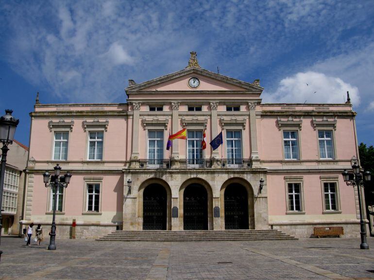 Foto de la fachada del Ayuntamiento, institución que aporta los datos segregados sobre la evolución del desempleo en la ciudad. 