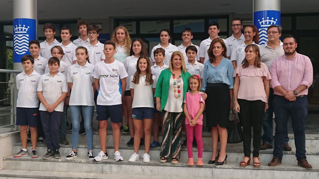 La alcaldesa recibe al club de Natación DKV Jerez